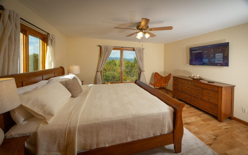 King Guest Room 1 w/Mountain Views